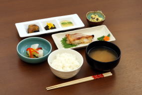 配膳された温かい食事