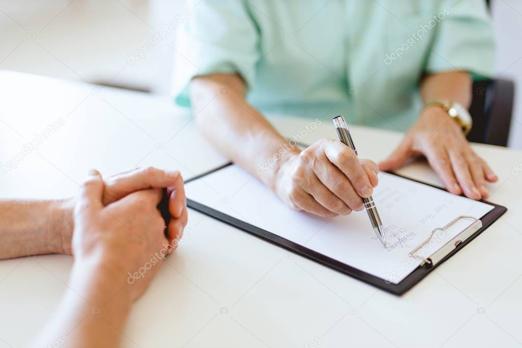 管理栄養士が献立を考える様子